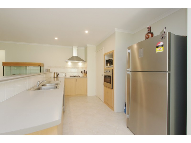 11 Kansas Lane, Hocking WA 6065