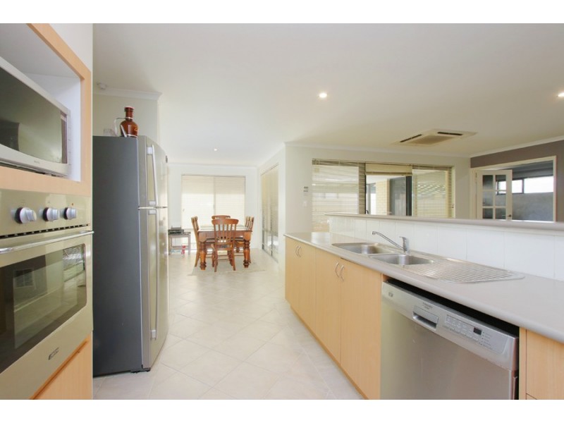 11 Kansas Lane, Hocking WA 6065