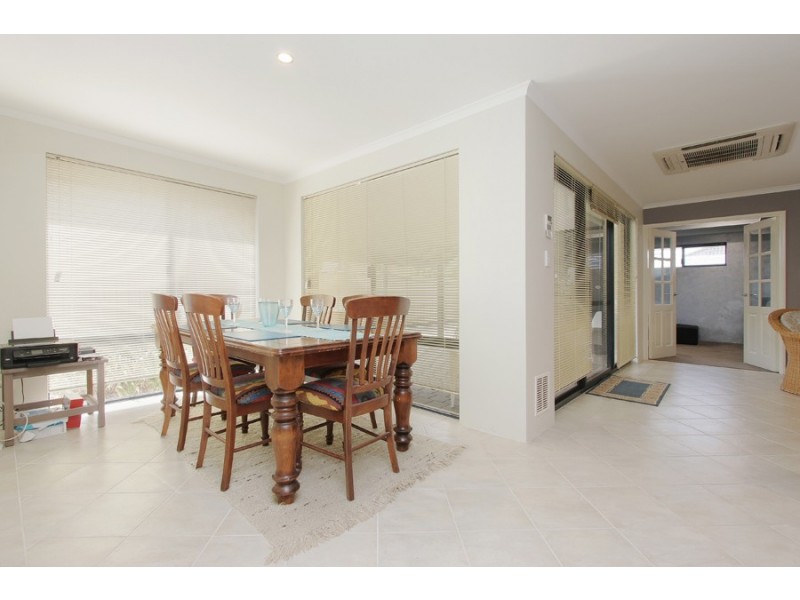 11 Kansas Lane, Hocking WA 6065