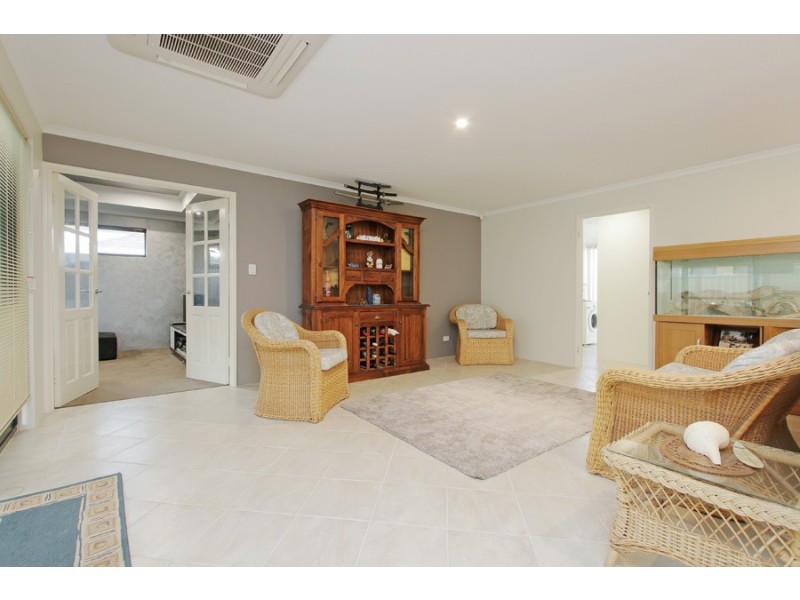 11 Kansas Lane, Hocking WA 6065