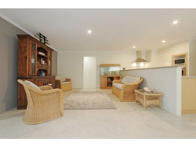 11 Kansas Lane, Hocking WA 6065