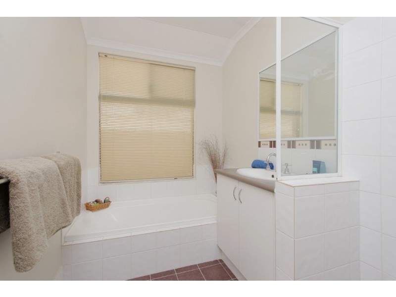 11 Kansas Lane, Hocking WA 6065