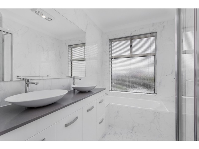 2 Malup Place, Sinagra WA 6065