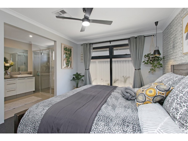 33 Nandina Avenue, Sinagra WA 6065