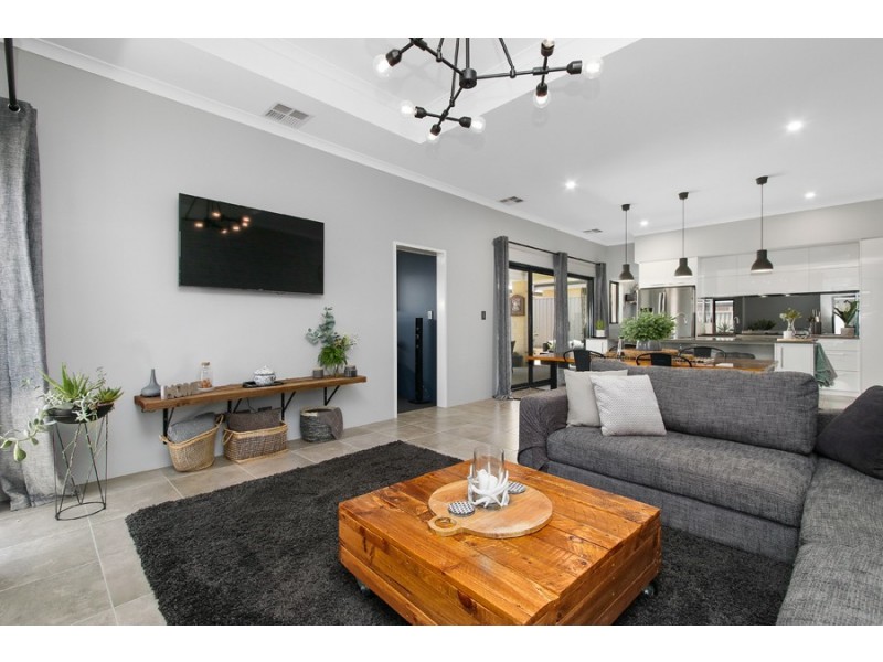 33 Nandina Avenue, Sinagra WA 6065