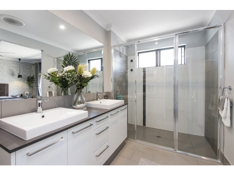 33 Nandina Avenue, Sinagra WA 6065