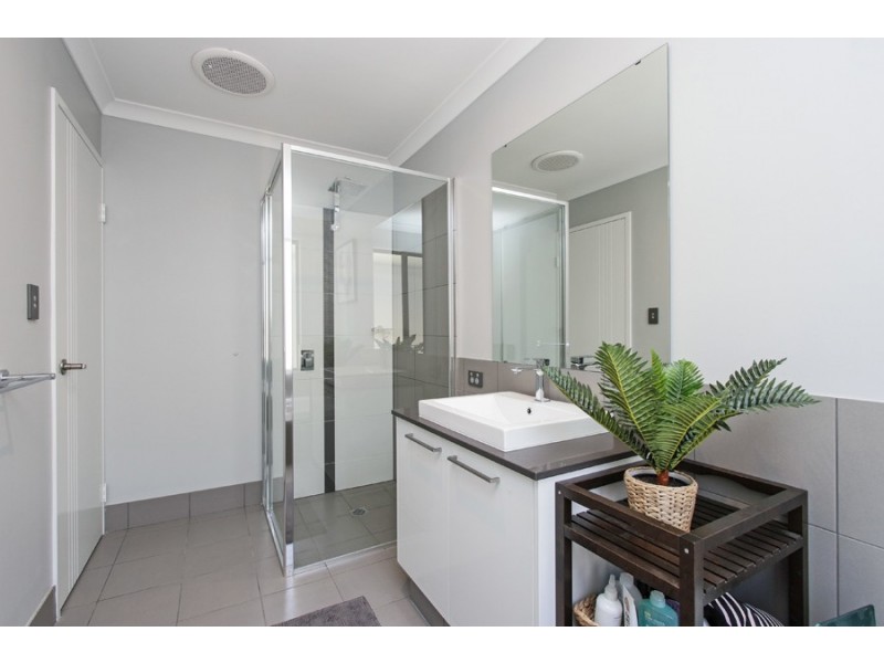 33 Nandina Avenue, Sinagra WA 6065