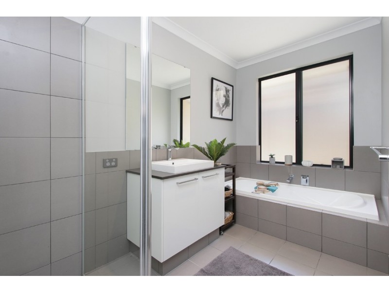 33 Nandina Avenue, Sinagra WA 6065