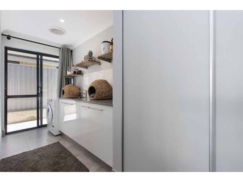 33 Nandina Avenue, Sinagra WA 6065