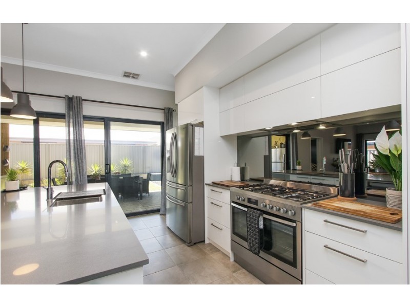 33 Nandina Avenue, Sinagra WA 6065