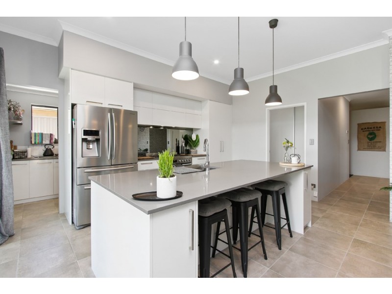 33 Nandina Avenue, Sinagra WA 6065