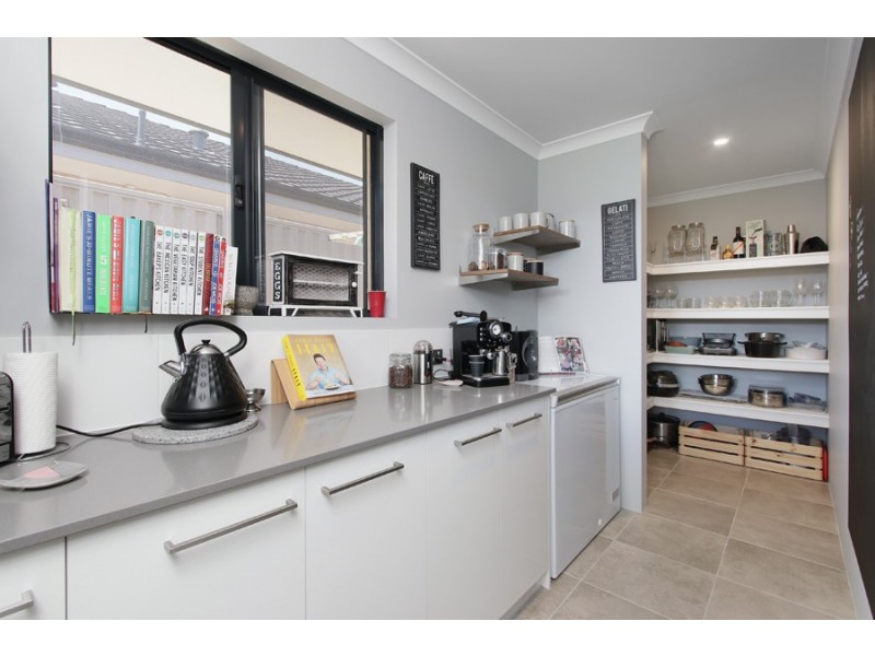 33 Nandina Avenue, Sinagra WA 6065