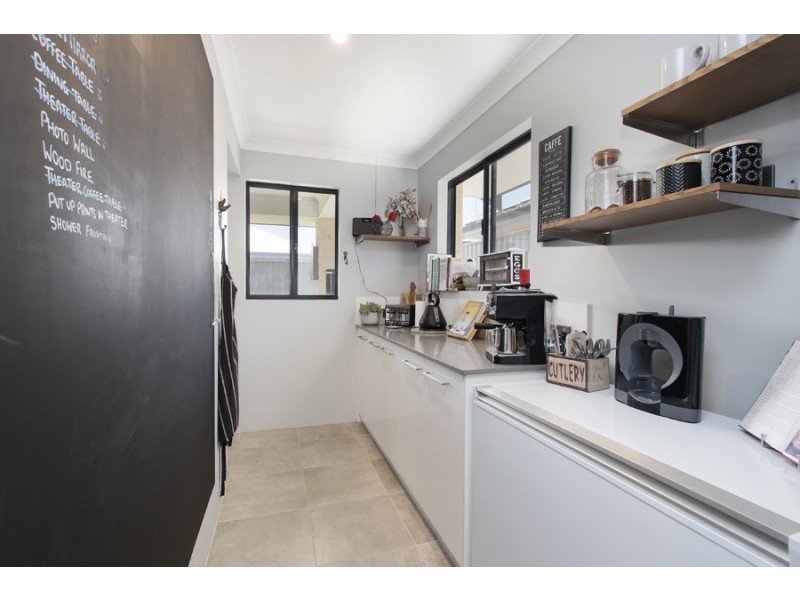 33 Nandina Avenue, Sinagra WA 6065