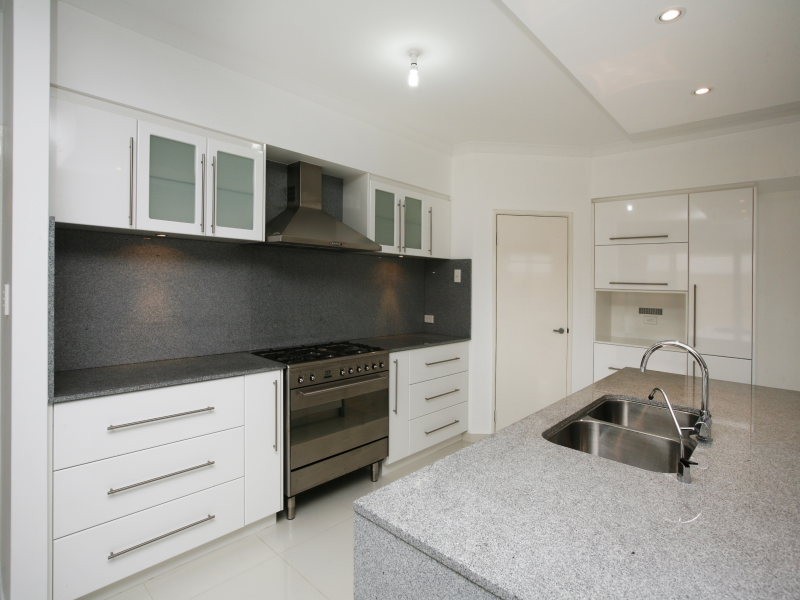 6 Bonvin Gardens, Tapping WA 6065