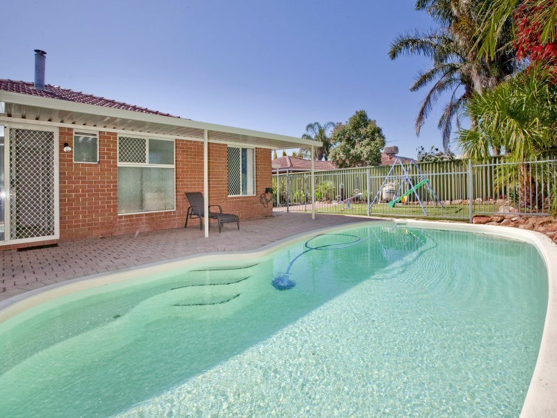 15 Woodlands Grove, Hocking WA 6065