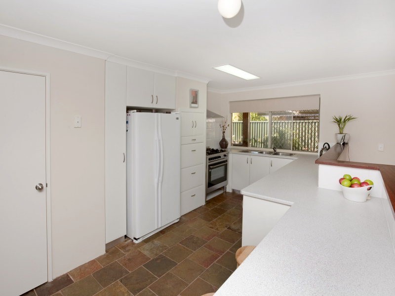 15 Woodlands Grove, Hocking WA 6065