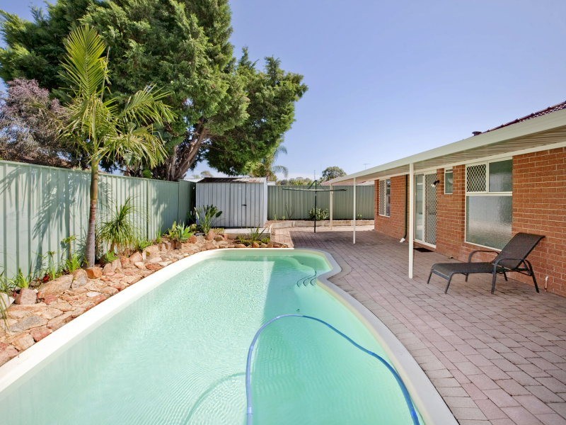 15 Woodlands Grove, Hocking WA 6065