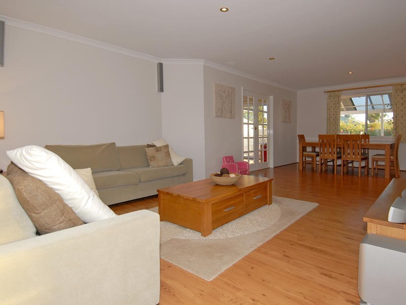 11 Holroyd Link, Wanneroo WA 6065