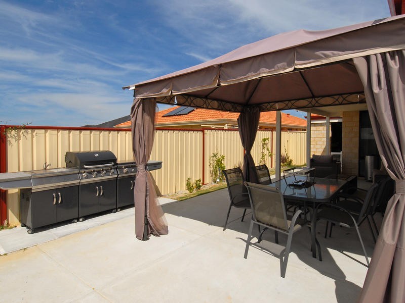 10 Beefwood Street, Banksia Grove WA 6031