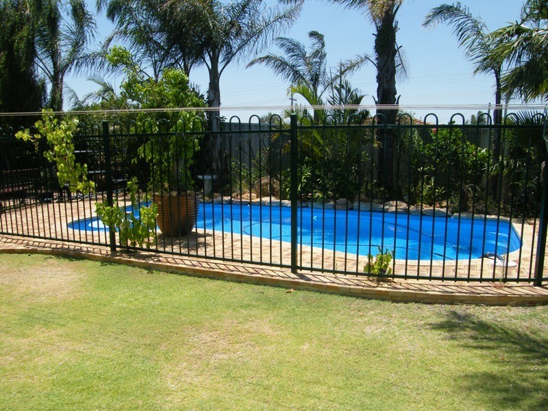 4 Woodlands Grove, Hocking WA 6065