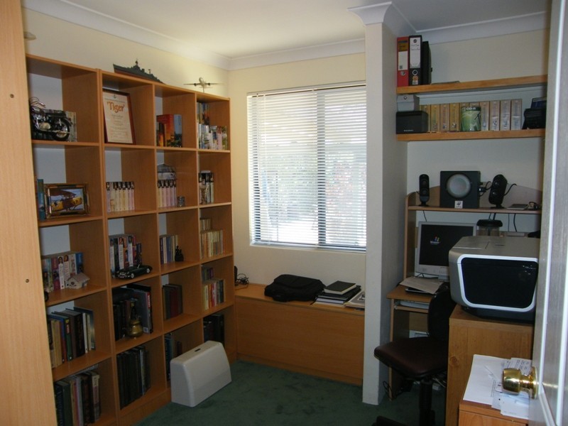 4 Woodlands Grove, Hocking WA 6065