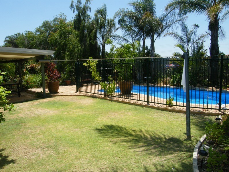 4 Woodlands Grove, Hocking WA 6065