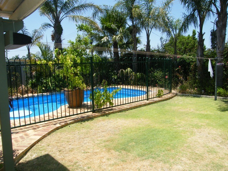 4 Woodlands Grove, Hocking WA 6065