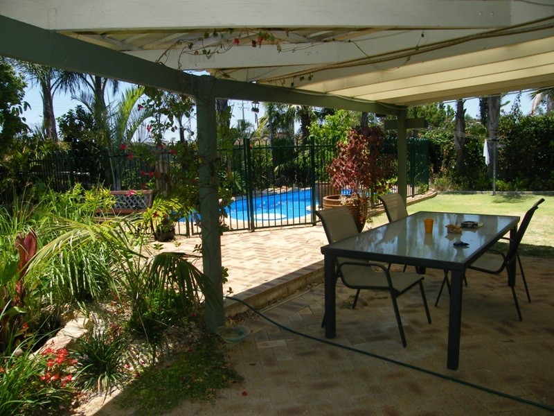 4 Woodlands Grove, Hocking WA 6065