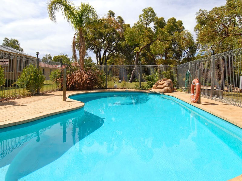 4 Albert Court, Wanneroo WA 6065