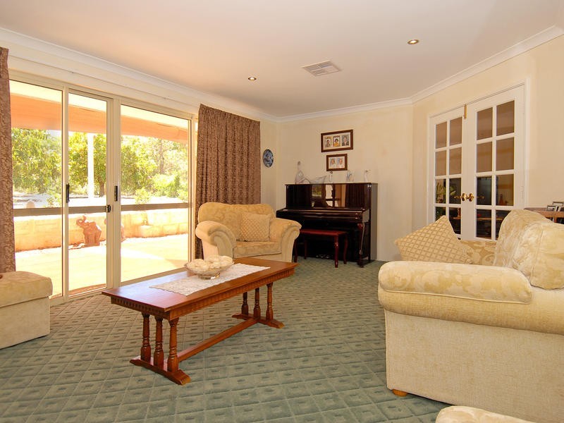 4 Albert Court, Wanneroo WA 6065