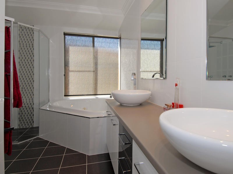 10 Justicia Close, Woodvale WA 6026