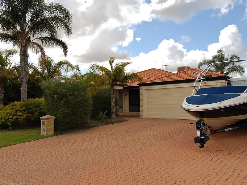 39 Mallina Circuit, Carramar WA 6031