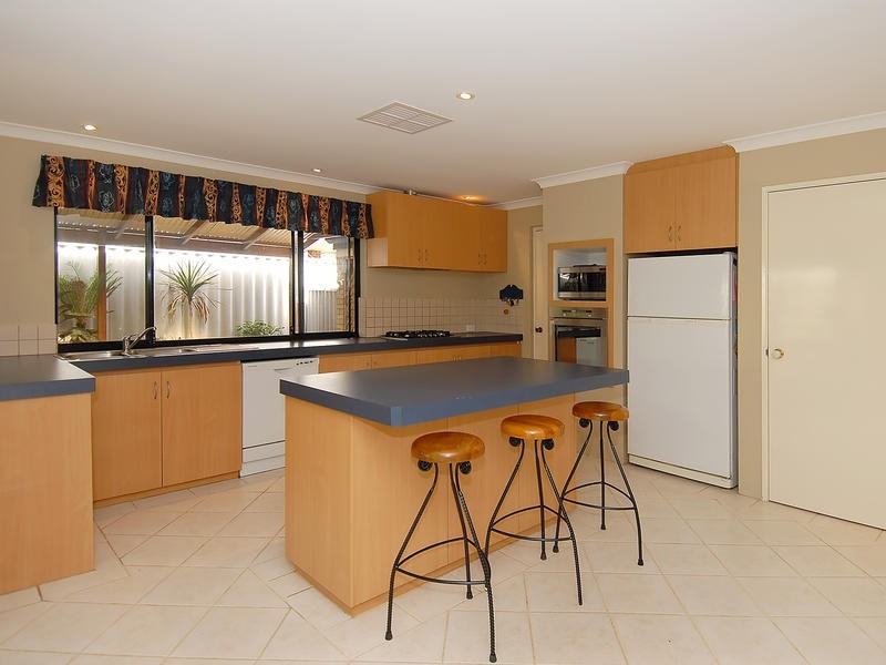 39 Mallina Circuit, Carramar WA 6031