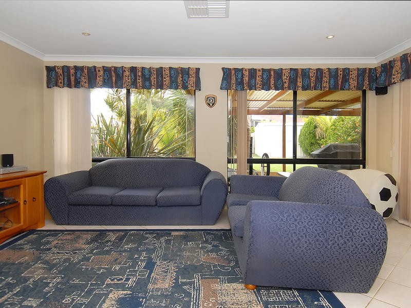 39 Mallina Circuit, Carramar WA 6031