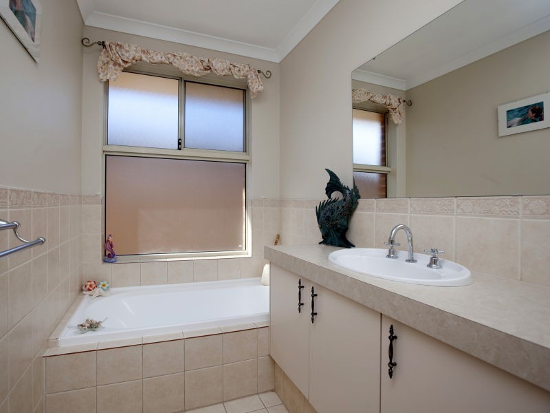 42 Alpina Promenade, Banksia Grove WA 6031