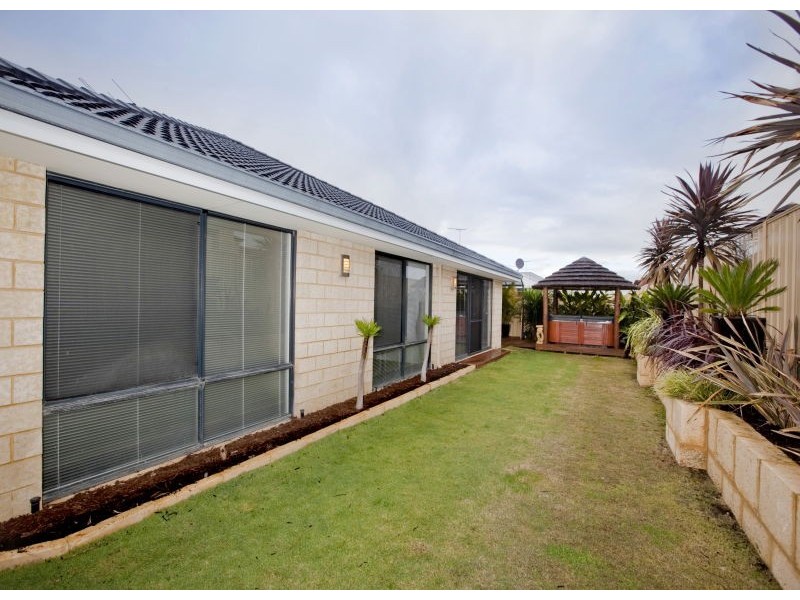 15 Kentucky Boulevard, Hocking WA 6065