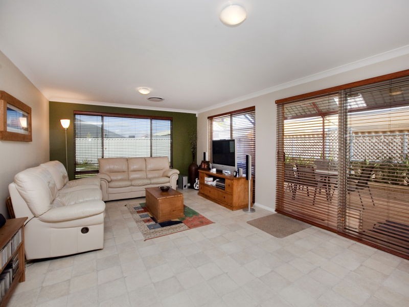 42 Alpina Promenade, Banksia Grove WA 6031