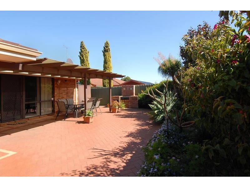 6 Dandaloo Crescent, Wanneroo WA 6065