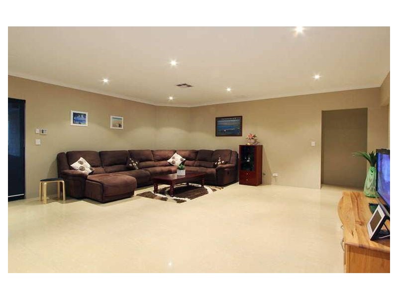 4 Osaka Loop, Hocking WA 6065