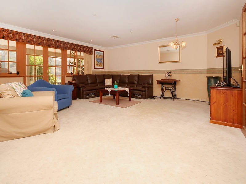 77 Lakeview Street, Mariginiup WA 6065