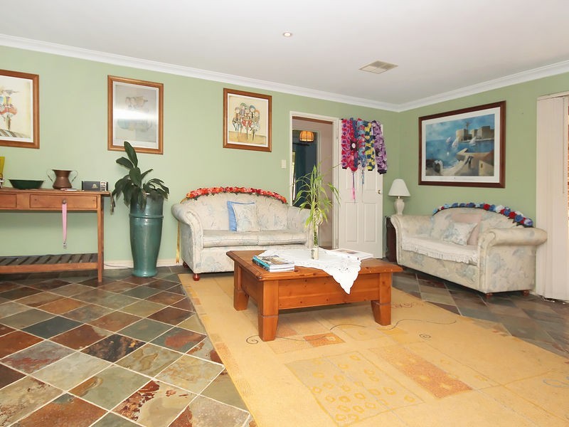 77 Lakeview Street, Mariginiup WA 6065