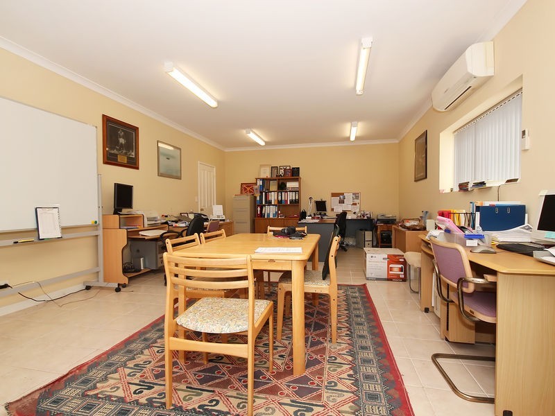 77 Lakeview Street, Mariginiup WA 6065