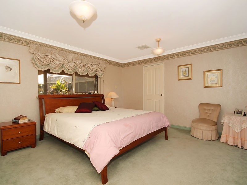 77 Lakeview Street, Mariginiup WA 6065