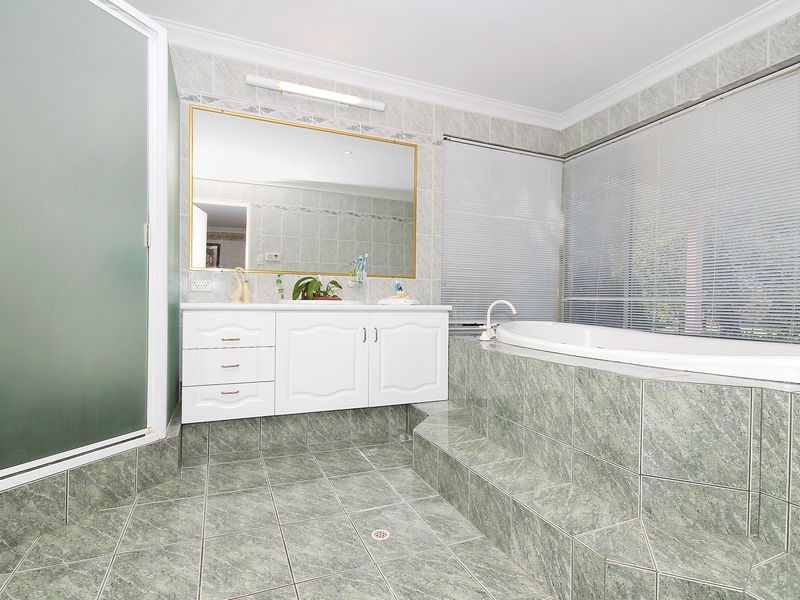 77 Lakeview Street, Mariginiup WA 6065