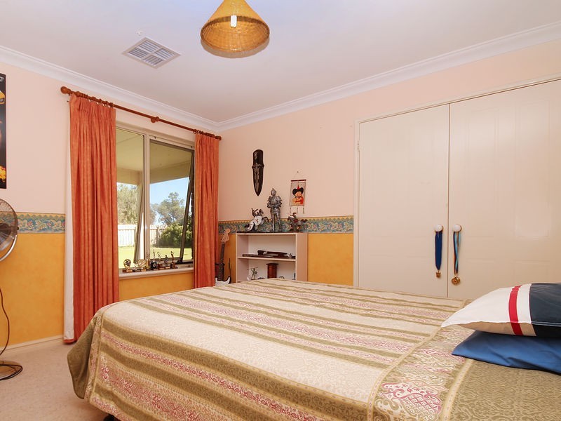 77 Lakeview Street, Mariginiup WA 6065