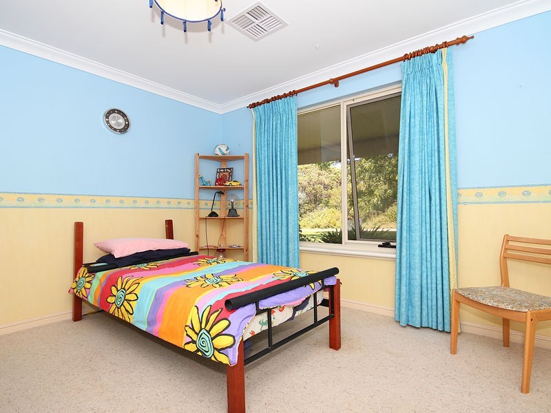 77 Lakeview Street, Mariginiup WA 6065