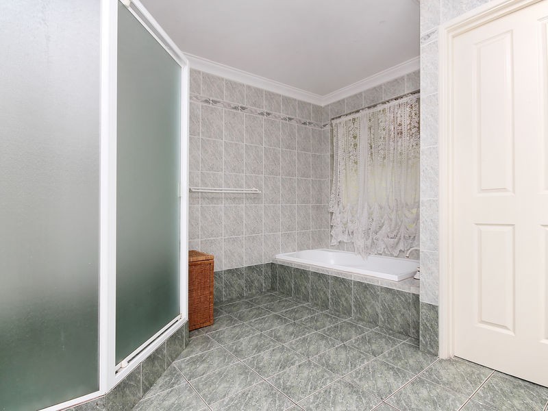 77 Lakeview Street, Mariginiup WA 6065