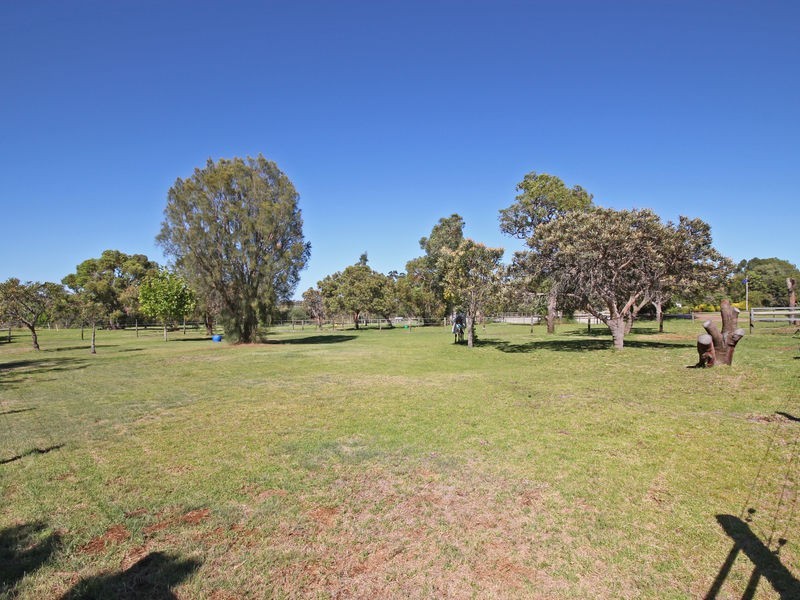 77 Lakeview Street, Mariginiup WA 6065