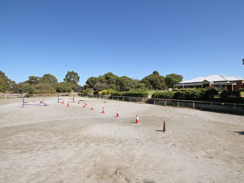 77 Lakeview Street, Mariginiup WA 6065