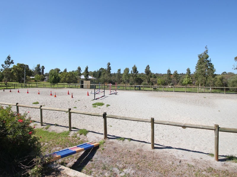 77 Lakeview Street, Mariginiup WA 6065